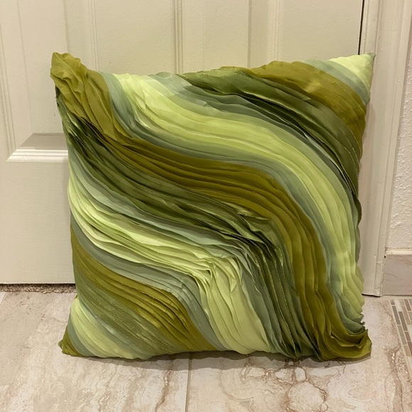 Pair of green wave ruffled pillows - Picture 3 of 9